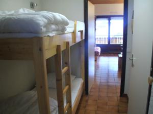 um corredor com dois beliches num quarto em Appartement Châtel, 2 pièces, 6 personnes - FR-1-200-211 em Châtel