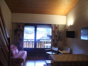 a room with a bed and a window with a balcony at Appartement Châtel, 2 pièces, 6 personnes - FR-1-200-211 in Châtel