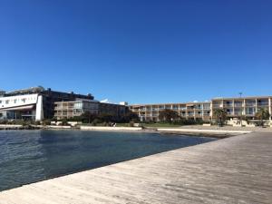 vistas a un edificio y a una masa de agua en Studio Balaruc-les-Bains, 1 pièce, 4 personnes - FR-1-503-25, en Balaruc-les-Bains