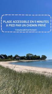 una spiaggia con un cartello che legge il luogo accessibile a anni di distanza di La Gervaiserie - 300m de la plage a Réville