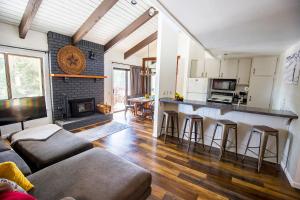 uma sala de estar com uma cozinha e uma lareira em The Mammoth House em Mammoth Lakes