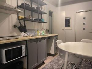 Kuchyň nebo kuchyňský kout v ubytování Small cozy apartment