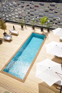 una vista aérea de una piscina en una terraza con sombrillas en Hotel Casino Talca en Talca