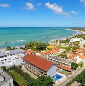 uma vista aérea de uma cidade e do oceano em Praia dos carneiros flat hotel em Tamandaré