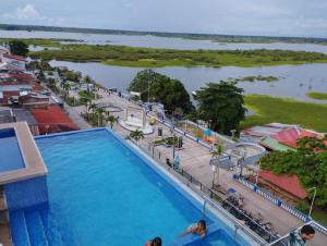 une grande piscine avec vue sur la rivière dans l'établissement RESIDENCIA TUKITUKI CASA HERMOSA IQUITOS AMAZONIA, à Iquitos