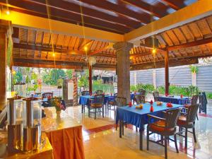 A restaurant or other place to eat at Puri Sading Hotel