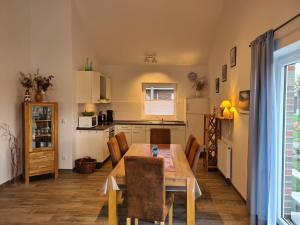 cocina con mesa y sillas en una habitación en House Silence, en Sehestedt