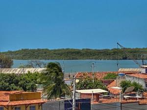 een uitzicht op een waterlichaam vanuit een stad bij Floripa Flat in Areia Branca