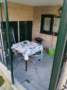 una mesa y sillas en un patio en Casa Véronique, en Soajo