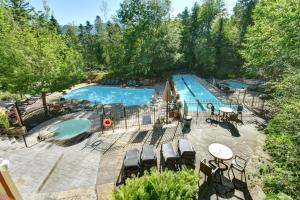 an overhead view of a swimming pool with chairs and tables at Rental condo Tremblant-les-Eaux in Mont-Tremblant