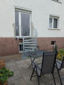 a patio with a table and chairs and a balcony at Ferienwohnung-Havelsee in Hohenferchesar