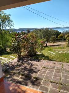 uma vista para um jardim a partir do pátio de uma casa em Casa Embalsina em Villa del Dique