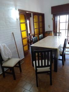 uma sala de jantar com uma mesa e algumas cadeiras em Casa Embalsina em Villa del Dique