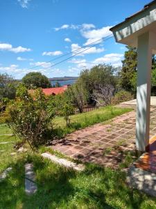 uma vista do alpendre de uma casa em Casa Embalsina em Villa del Dique