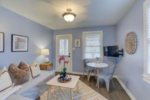 een woonkamer met een bank en een tafel bij Gated Midtown Cottage with Perfect Location in Memphis