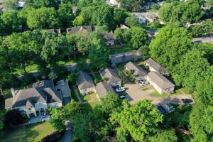 een uitzicht op een groot huis met bomen bij Gated Midtown Cottage with Perfect Location in Memphis