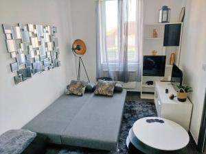sala de estar con sofá y TV en Agréable et moderne 2 pièces ~ confort et design, en Clermont-Ferrand