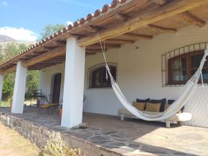 - une terrasse couverte avec un hamac dans une maison dans l'établissement Casona Inkill Huasi II, à Tilcara