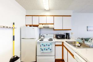 Seaward Villas 301 في آوشين سيتي: مطبخ مع ثلاجة بيضاء ومغسلة