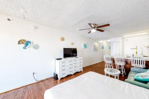 ein Wohnzimmer mit einem Bett, einem Sofa und einem TV in der Unterkunft Seaward Villas 301 in Ocean City