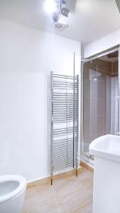 uma casa de banho com um WC, um lavatório e um chuveiro em Lovely 2 - bedroom London Bridge apartment em Londres