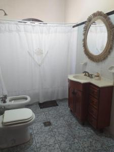 W łazience znajduje się toaleta, umywalka i lustro. w obiekcie Casona Inkill Huasi II w mieście Tilcara