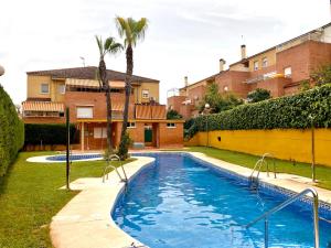 una piscina en el patio de una casa en Precioso Ático con las mayores vistas de Sevilla, en Tomares