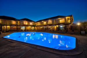 - une grande piscine en face d'un bâtiment la nuit dans l'établissement The Montauk Beach House, à Montauk