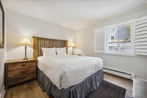 布雷肯里奇的住宿－Tannhauser 115，一间卧室设有一张大床和一个窗户。