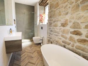 Ένα μπάνιο στο Laburnum Cottage +15 φωτογραφίες