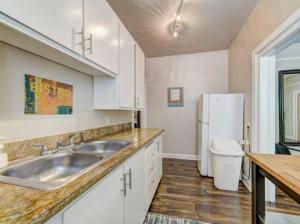 Ένα μπάνιο στο Perfect Location Walking Distance to Everything +17 φωτογραφίες