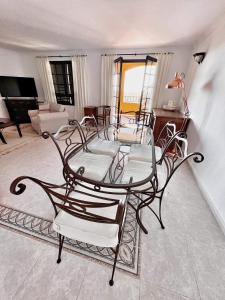 una mesa de cristal y sillas en la sala de estar. en Luxury Apartments Mascarat, en Altea