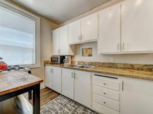 Η κουζίνα ή μικρή κουζίνα στο Perfect Location Walking Distance to Everything