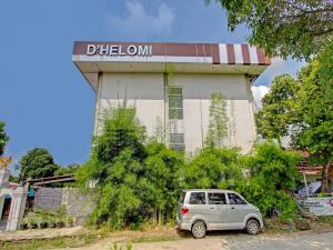 a car parked in front of a building at Super OYO Collection O 90253 DHelomi in Kalasan
