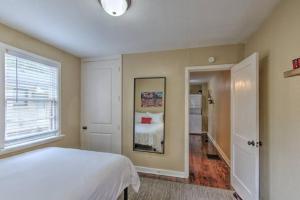 Ένα ή περισσότερα κρεβάτια σε δωμάτιο στο Peaceful Retreat in Gated Midtown Community