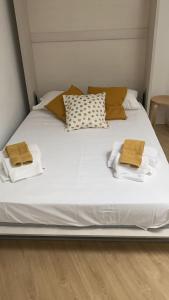 A bed or beds in a room at Bonito Estudio con terraza