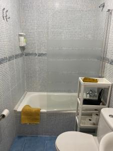 łazienka z wanną, toaletą i umywalką w obiekcie Bonito Estudio con terraza w Madrycie