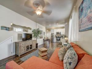 een woonkamer met een oranje bank en een keuken bij Marvelous Midtown Stay with a Modern Twist in Sacramento