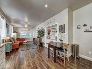 Μια τηλεόραση ή/και κέντρο ψυχαγωγίας στο Marvelous Midtown Stay with a Modern Twist
