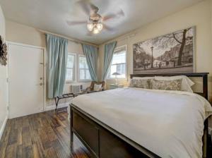 מיטה או מיטות בחדר ב-Marvelous Midtown Stay with a Modern Twist