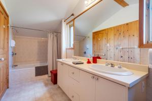 a bathroom with a sink and a shower and a tub at MontFJORD - Chalets, SPA et vue - ChantaFJORD #1 in Sacré-Coeur-Saguenay