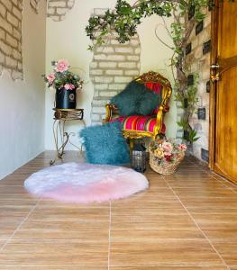 a living room with a couch and a rug at Hosteria El Edén de Maria Isabel in Santa Rosa