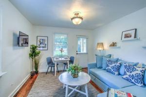 een woonkamer met een blauwe bank en een tafel bij Walking Distance to the Best of Midtown in Memphis
