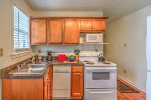 een keuken met een wastafel en een fornuis top oven bij Gated Cottage Community! Ideal Midtown Spot in Memphis