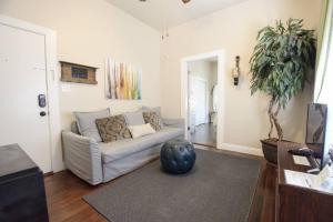 Χώρος καθιστικού στο Historic Charm with Parking in Center of Midtown