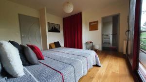 Katil atau katil-katil dalam bilik di Le Clos d'Ô Maison de standing Le Milan avec sa piscine chauffée proche de Sarlat +38 gambar