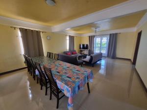 Posezení v ubytování Villa Palmira 6 suites avec piscine 5 min à pied de la plage Pereybere