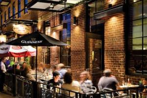 Επισκέπτες που μένουν στο Historic Charm with Parking in Center of Midtown