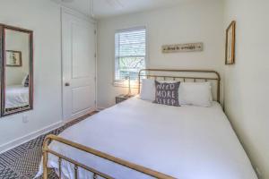 A bed or beds in a room at Gated Midtown Retreat near Overton Square