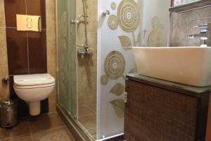 A bathroom at Borancik Suites